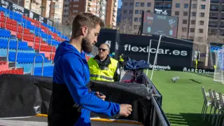 El capitán de la SD Huesca, Jorge Pulido, pisando por primera vez el césped del Nuevo Pepico Amat.
