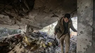 Un palestino inspecciona los daños causados por un bombardeo israelí en la ciudad de Rafah, al sur de Gaza