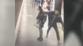 Momento de una de las agresiones en el metro de Barcelona