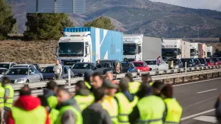 Quinto día de movilizaciones de agricultores en Aragón: cortes en la A-2 a la altura de Calatayud