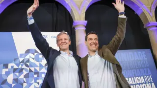 El presidente y candidato del PPdeG, Alfonso Rueda, acompañado por el líder del PP de Andalucía, Juanma Moreno (d), al comienzo del mitin celebrado por el Partido Popular, en Santiago de Compostela, de cara a las elecciones gallegas del próximo día 18.