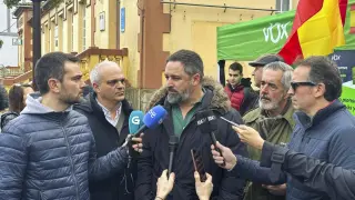 El presidente de Vox, Santiago Abascal, realiza declaraciones a los medios en Carballo, La Coruña, de cara a las próximas elecciones gallegas