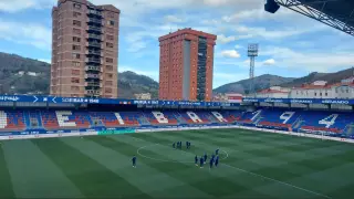 Los jugadores del Real Zaragoza y el equipo arbitral, hora y media antes del inicio del partido en Eibar en el campo de Ipurúa.
