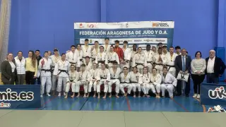 Los judocas aragoneses exhiben sus medallas.