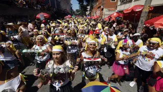 La comparsa carnavalesca Carmelita desfila por las calles del barrio de Santa Teresa.