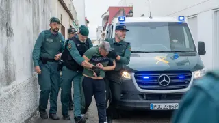 Los ocho detenidos por la muerte de dos guardias civiles en Barbate (Cádiz) llegan a los juzgados para declarar