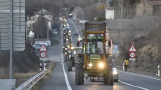 Marcha lenta de tractores el domingo en Sabiñánigo (N-330), en el principal acceso al Pirineo.
