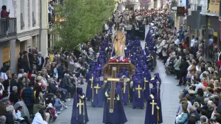 Pasos de la procesión del Viernes Santo en Huesca a la salida de la iglesia de Santo Domingo el año pasado.