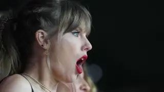 Taylor Swift animando a su novio Travis Kelce en la Super Bowl