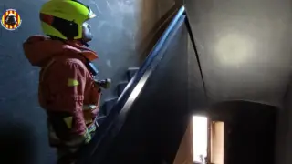 Un bombero trabaja en la vivienda donde se ha producido el incendio en Caudete.