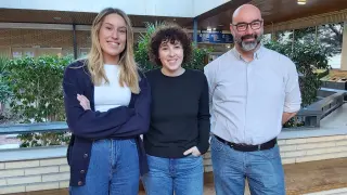 Clara Bayona, Sara Oliván e Iñaki Ochoa en la Facultad de Medicina de la Universidad de Zaragoza.