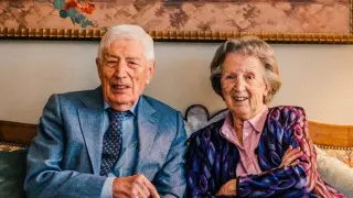 Dries Van Agt, ex primer ministro neerlandés, y su mujer Eugenie fallecen tomados de la mano a los 93 años.