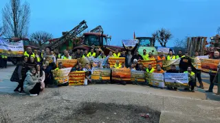 Moda Tena regala más de 500 pancartas a agricultores y ganaderos movilizados en Monegros