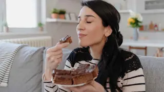 Mujer comiendo un pastel. gsc1