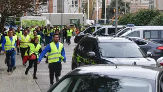 Agricultores zarandean el coche de López Miras