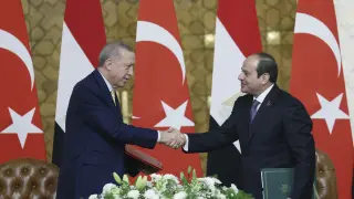 El presidente turco, Tayyip Erdogan, y el presidente egipcio, Abdel Fattah Al-Sissi, en un encuentro en Egipto.