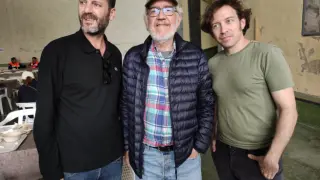 El guionistan Daniel Castro, el director Emilio Martínez Lázaro y el autor Daniel Gascón, la pasada primavera, durante el rodaje de 'Un hipster en la España vacía'.