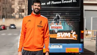 Maxi Torcello, entrenador del Pamesa Teruel, a punto de subirse al autobús camino de Leganés