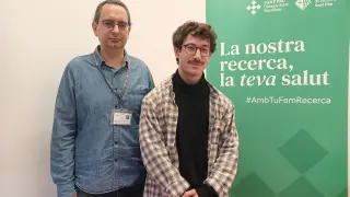 El jefe del estudio, el doctor Israel Fernández Cadenas, y uno de los investigadores principales, el doctor Miquel Lledós, en el Institut de Recerca del Hospital de Sant Pau.