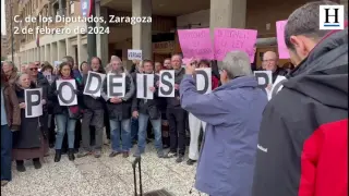 Más de un centenar de personas se han concentrado a las puertas de la Cortes de Aragón en señal de protesta por la decisión de PP y Vox.