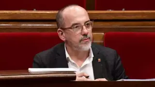 El conseller de Derechos Sociales, Carles Campuzano, en el pleno del Parlament