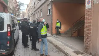 La policía está preparada para entrar al edificio okupado en la calle Montañés de Zaragoza.