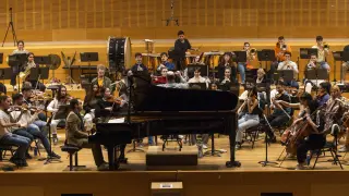 Alberto Menjón y la Orquesta Sinfónica del Conservatorio Superior de Música de Aragón, en el ensayo del jueves pasado para los conciertos.