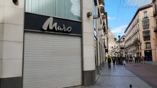 Tienda de Calzados Muro cerrada en la calle Alfonso se Zaragoza.