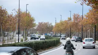 Varios vehículos circulan por el Tercer Cinturón de Zaragoza