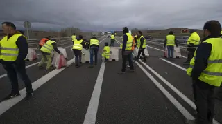 Agricultores de Teruel han cortar la autovia A 23 en una de las entradas a la ciudad de Teruel