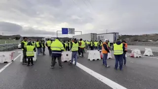 Agricultores vuelven a cortar la autovía A-23 en Teruel