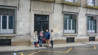 Concejales del grupo socialista delante el edificio de la antigua Seguridad Social de la calle San Jorge.