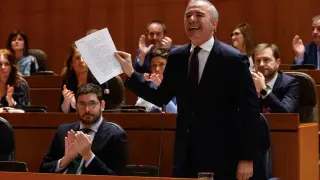 El presidente aragonés, Jorge Azcón, en su respuesta al PSOE en la sesión de control al Gobierno en el pleno de las Cortes, este viernes.
