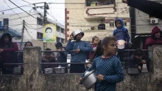 Palestinos esperan por comida en Rafah.