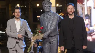 Javier Macipe, director, y Pepe Lorente, actor, con la escultura de Mauricio Aznar.