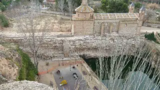 Presa romana de Muel con la ermita de Nuestra Señora de la Fuente, del siglo XVIII, construida sobre ella.