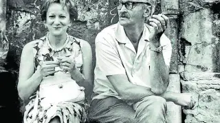 La premio Nobel de Literatura Wislawa Szymborska y el narrador Kornel Filipowicz.