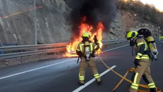 Bomberos del Speis de la Diputación Provincial de Huesca durante una intervención por un accidente de tráfico.