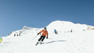 Esquiadores disfrutando de un día espléndido en Candanchú.