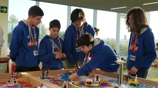 Los alumnos de LEGODIMA, en la USJ, durante la celebración del campeonato.
