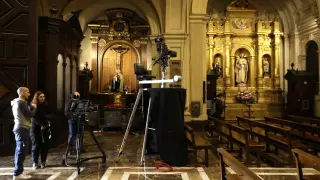 Preparativos en el interior de Santa Engracia para la misa que se retransmitirá este domingo.