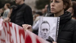 Una mujer durante una concentración en Rusia por la muerte de Alexéi Navalni.