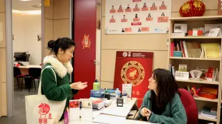 Una profesora china es atendida por el personal del instituto.