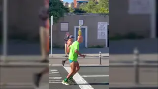 Corre con una piña en la cabeza  en la Maratón de Sevilla