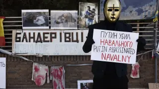 Protetas ante la embajada rusa en España por la uerte de Navalni