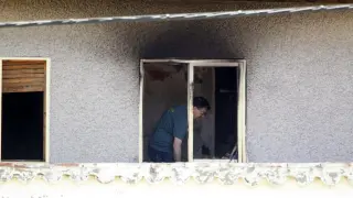 Un agente de la Guardia Civil investiga en una de las habitaciones más afectadas por el incendio en la residencia de Cuarte de Huerva, en una imagen de archivo.