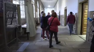 Votantes madrugadores ejercen su derecho en Santiago de Compostela