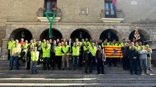 Agricultores con el alcalde y concejal a las puertas del Ayuntamiento de Monzón.
