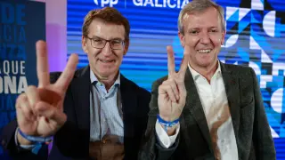 El líder del PP, Alberto Núñez Feijóo (izda), posa junto al presidente electo gallego, Alfonso Rueda