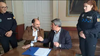 Los alcaldes de Barbastro y de Graus, Fernando Torres y José Antonio Lagüens, firmando el acuerdo de colaboración de sus respectivos cuerpos de Policía Local.